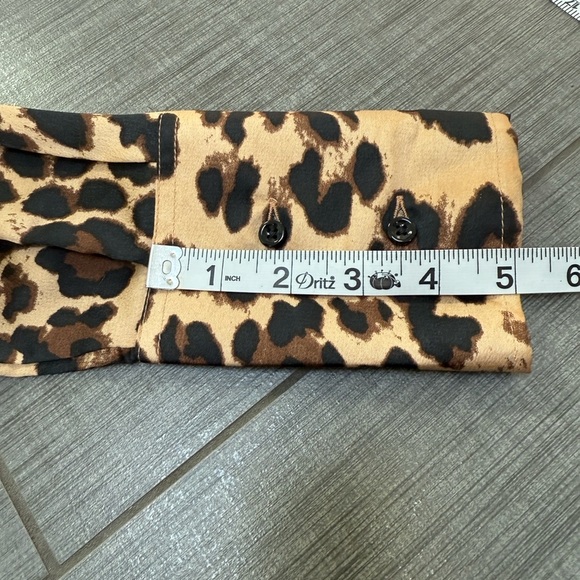 *** Impeccable Vintage Condition. Leopard Print Top with Spread Pointed Collar - Picture 6 of 9